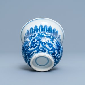 Un crachoir ou 'zhadou' en porcelaine de Chine en bleu et blanc, Kangxi — photo 7