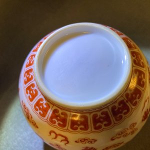 Un crachoir ou 'zhadou' en porcelaine de Chine en rouge de fer, Tongzhi — photo 12