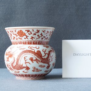 Un crachoir ou 'zhadou' en porcelaine de Chine en rouge de fer, Tongzhi — photo 8