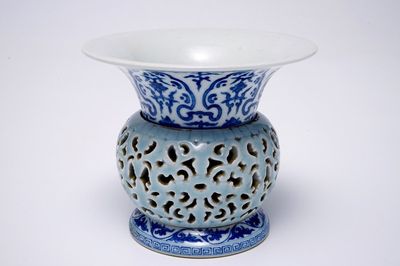 Un crâchoir zhadou à partie tournante en porcelaine de Chine bleu, blanc et lavande, marque de Qianlong, 19/20ème