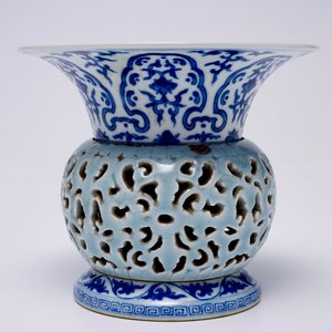 Un crâchoir zhadou à partie tournante en porcelaine de Chine bleu, blanc et lavande, marque de Qianlong, 19/20ème — photo 3