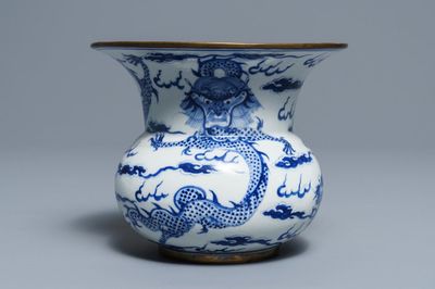 Un crachoir zhadou en porcelaine de Chine 'Bleu de Hue' pour le Vietnam, 19ème