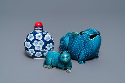 Un crapaud et un chat en porcelaine de Chine turquoise monochrome et une tabatière en bleu et blanc, Kangxi et 19ème