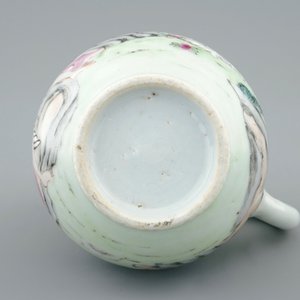 Un cremier en porcelaine de Chine famille rose au sujet mythologique de Leda et le cygne, Qianlong, ca. 1740 — photo 2