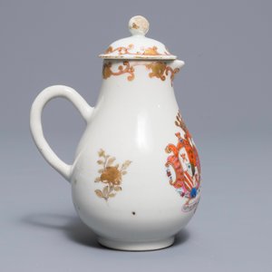 Un crémier en porcelaine de Chine famille rose pour le marché hollandais, blasons de De Riet et Bouillon, Qianlong — photo 4