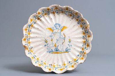 Un crespina en majolique italienne à décor d'un putto, Deruta ou Faenza, vers 1600