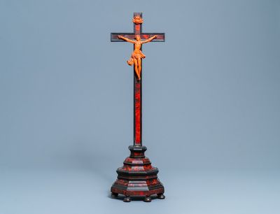 Un crucifix au Christ en corail sculpté, Trapani, Sicile, Italie, 17ème