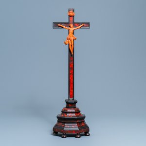 Un crucifix au Christ en corail sculpté, Trapani, Sicile, Italie, 17ème — photo 1