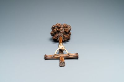 Un crucifix avec Christ en ivoire sur une croix en bois en forme de troncs d’arbre sur tertre, France, 17/18ème