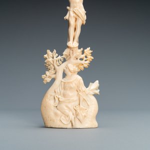 Un crucifix avec Christ et Marie Madeleine en ivoire sculpté, 18ème — photo 4