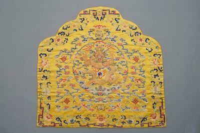 Un dessus de coussin impériale en soie brodée en fils dorés sur fond jaune, Chine, 19ème
