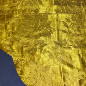 Un dessus de coussin impériale en soie brodée en fils dorés sur fond jaune, Chine, 19ème — photo 11