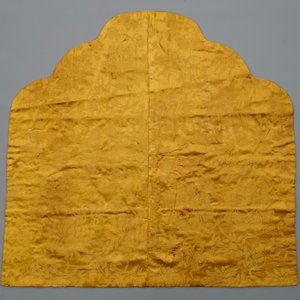 Un dessus de coussin impériale en soie brodée en fils dorés sur fond jaune, Chine, 19ème — photo 2