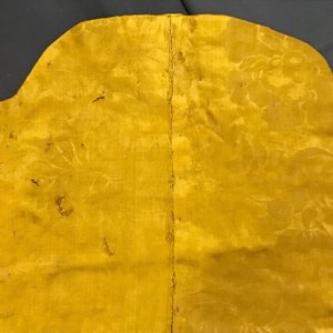 Un dessus de coussin impériale en soie brodée en fils dorés sur fond jaune, Chine, 19ème — photo 23