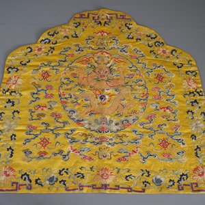 Un dessus de coussin impériale en soie brodée en fils dorés sur fond jaune, Chine, 19ème — photo 24
