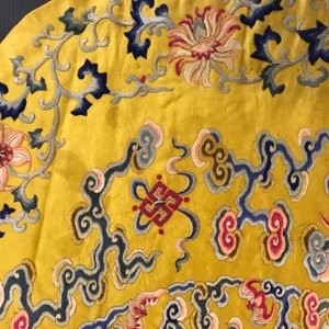 Un dessus de coussin impériale en soie brodée en fils dorés sur fond jaune, Chine, 19ème — photo 3