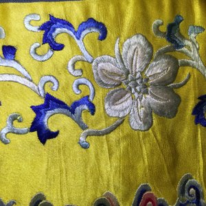 Un dessus de coussin impériale en soie brodée en fils dorés sur fond jaune, Chine, 19ème — photo 5