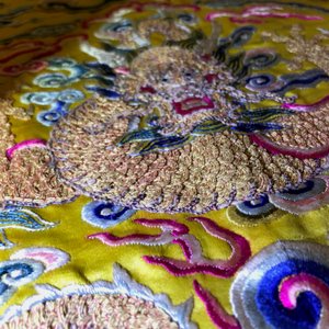 Un dessus de coussin impériale en soie brodée en fils dorés sur fond jaune, Chine, 19ème — photo 6
