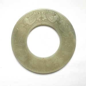 Un disque bi en jade céladon pâle, Ming ou avant — photo 30