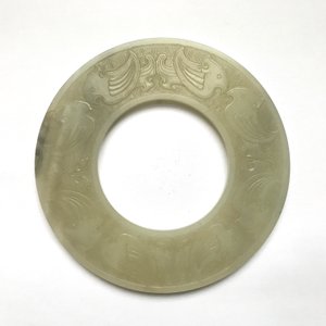 Un disque bi en jade céladon pâle, Ming ou avant — photo 31