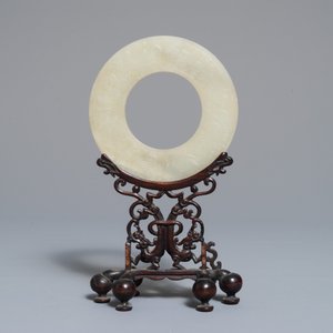 Un disque bi en jade céladon pâle, Ming ou avant — photo 5