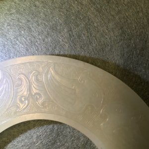 Un disque bi en jade céladon pâle, Ming ou avant — photo 8