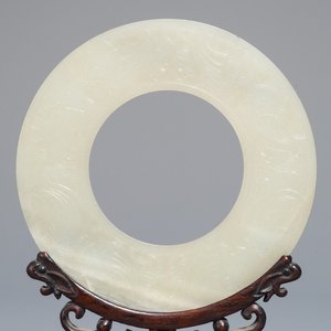 Un disque bi en jade céladon pâle, Ming ou avant — photo 1