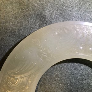Un disque bi en jade céladon pâle, Ming ou avant — photo 13