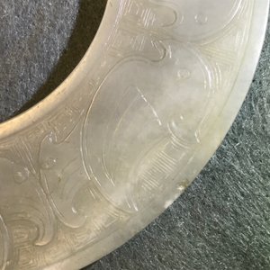 Un disque bi en jade céladon pâle, Ming ou avant — photo 20