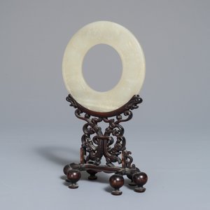 Un disque bi en jade céladon pâle, Ming ou avant — photo 2
