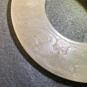 Un disque bi en jade céladon pâle, Ming ou avant — photo 22