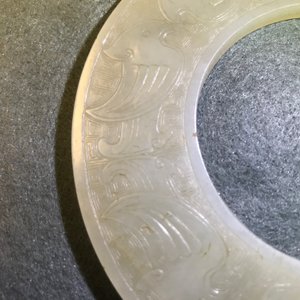 Un disque bi en jade céladon pâle, Ming ou avant — photo 23