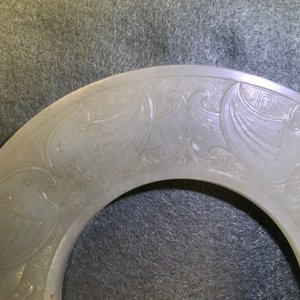 Un disque bi en jade céladon pâle, Ming ou avant — photo 25