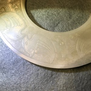Un disque bi en jade céladon pâle, Ming ou avant — photo 26
