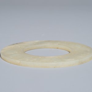 Un disque bi en jade céladon pâle, Ming ou avant — photo 7
