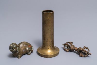 Un dorj en bronze, un éléphant incrusté et un vase tubulaire, Sino-Tibet et Japon, 18/19ème