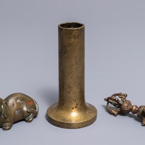 Un dorj en bronze, un éléphant incrusté et un vase tubulaire, Sino-Tibet et Japon, 18/19ème — photo 1
