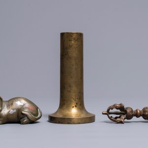 Un dorj en bronze, un éléphant incrusté et un vase tubulaire, Sino-Tibet et Japon, 18/19ème — photo 2
