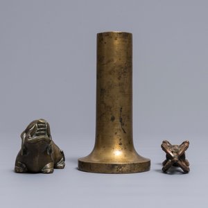 Un dorj en bronze, un éléphant incrusté et un vase tubulaire, Sino-Tibet et Japon, 18/19ème — photo 3