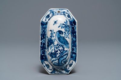 Un dos de brosse en faïence de Delft bleu et blanc, 18ème