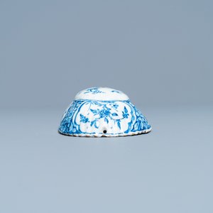 Un dos de brosse en faïence de Delft en bleu et blanc à décor d'une chinoiserie, 18ème — photo 5
