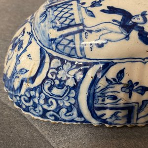 Un dos de brosse en faïence de Delft en bleu et blanc à décor d'une chinoiserie, 18ème — photo 9