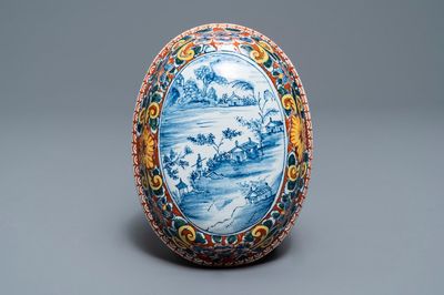 Un dos de brosse en faïence de Delft polychrome à technique mixte, 18ème
