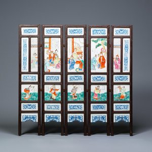 Un écran à cinq feuilles en bois aux plaques en porcelaine de Chine famille rose, 19ème — photo 1