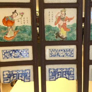Un écran à cinq feuilles en bois aux plaques en porcelaine de Chine famille rose, 19ème — photo 14