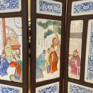 Un écran à cinq feuilles en bois aux plaques en porcelaine de Chine famille rose, 19ème — photo 15