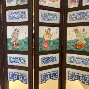 Un écran à cinq feuilles en bois aux plaques en porcelaine de Chine famille rose, 19ème — photo 16