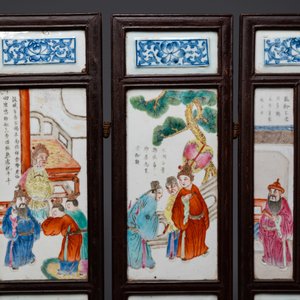 Un écran à cinq feuilles en bois aux plaques en porcelaine de Chine famille rose, 19ème — photo 6