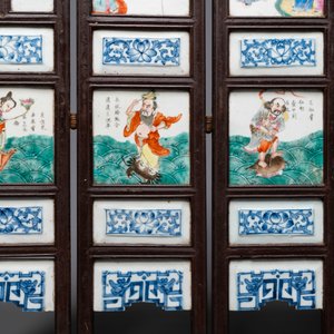 Un écran à cinq feuilles en bois aux plaques en porcelaine de Chine famille rose, 19ème — photo 8