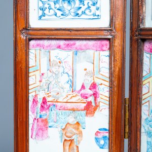 Un écran à quatre feuilles en bois aux plaques en porcelaine de Chine famille rose, 19ème — photo 3